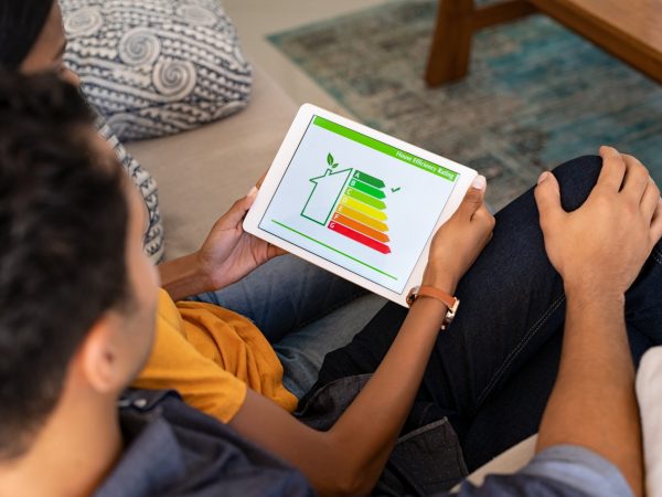 couple-watching-house-energy-efficiency-73VALRX (1)